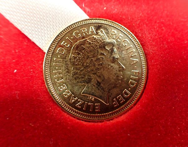 A 2002 QUEEN ELIZABETH II GOLD HALF SOVEREIGN