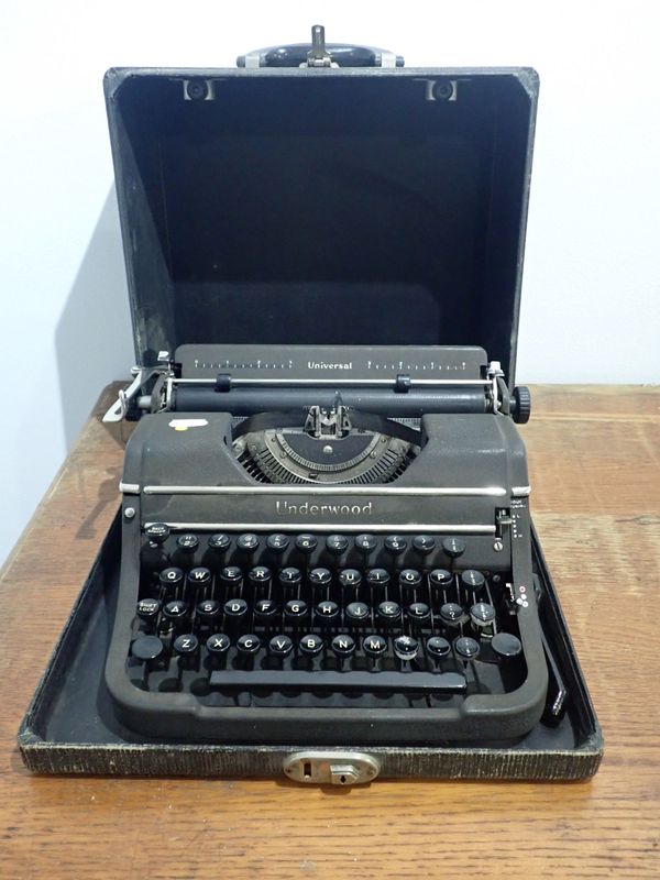 AN UNDERWOOD ‘UNIVERSAL’ TYPEWRITER