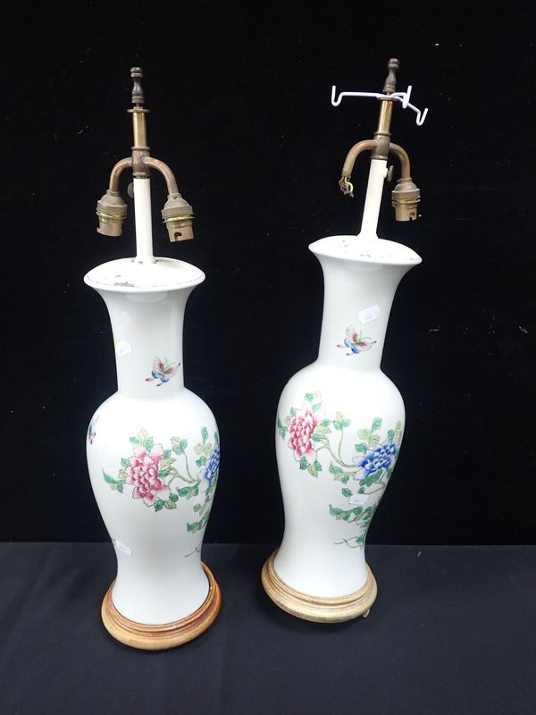 A PAIR OF CHINESE VASE TABLE LAMPS