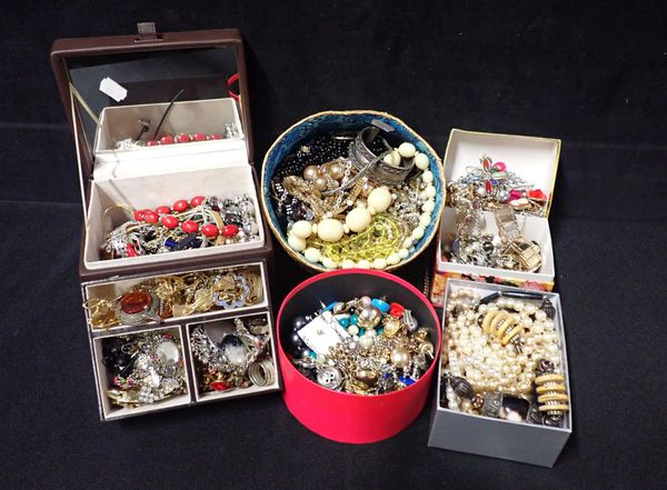 A COLLECTION OF COSTUME JEWELLERY