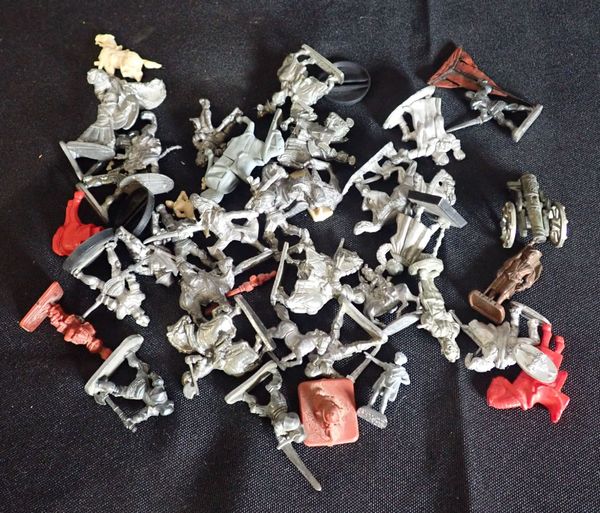 A QUANTITY OF WARHAMMER FIGURES