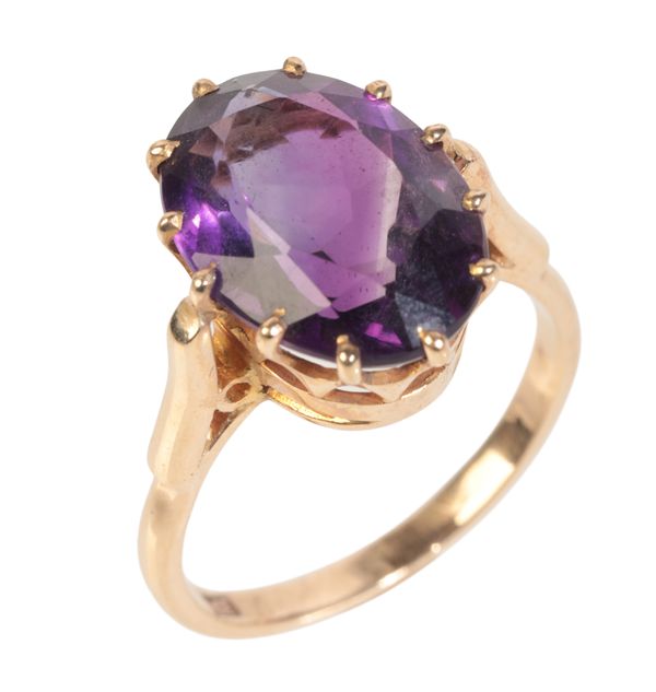 A 9CT GOLD AMETHYST SOLITAIRE RING