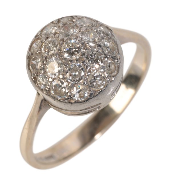 AN 18CT GOLD DIAMOND BOMBE RING