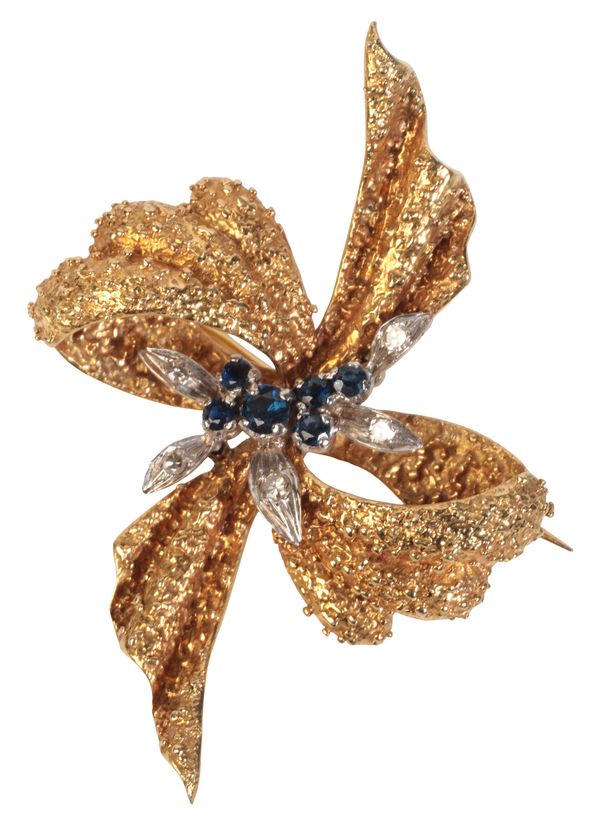 AN 18CT GOLD DIAMOND AND SAPPHIRE BROOCH