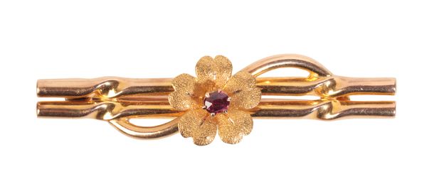 AN EDWARDIAN 15CT GOLD RUBY SET BROOCH