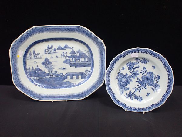 A 19TH CENTURY CHINESE EXPORT MEAT PLATE