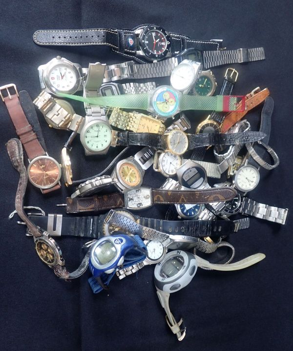 A QUANTITY OF VARIOUS GENTLEMENS' WRISTWATCHES