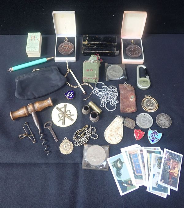 A COLLECTION OF SMALL COLLECTIBLES