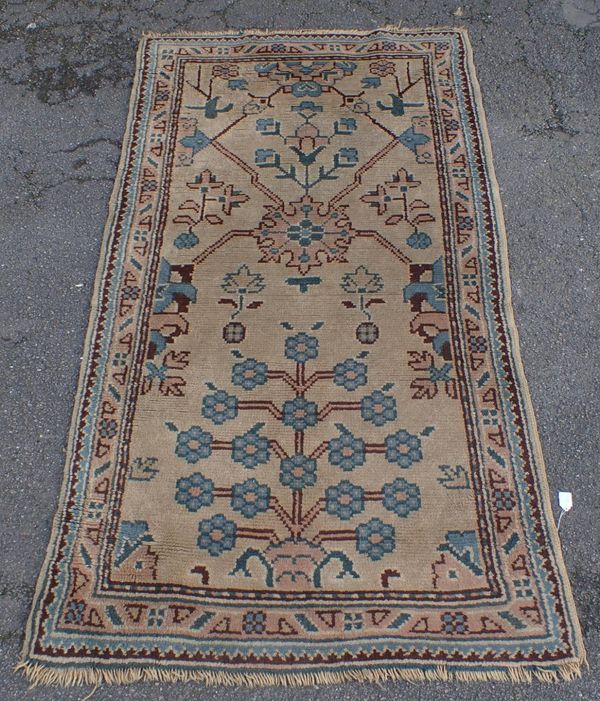 A USHAK RUG