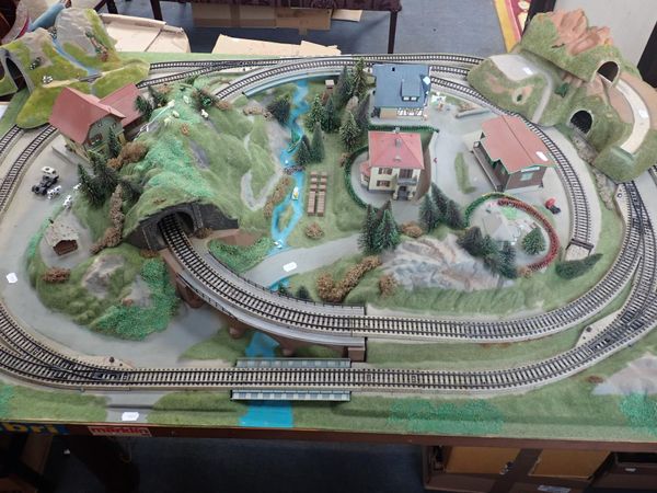 COMPLETE 00 GAUGE RAILWAY LAYOUT ON BASE