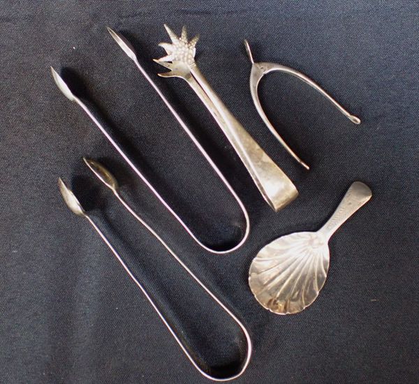 A PAIR OF SILVER NOVELTY 'WISHBONE' SUGAR TONGS