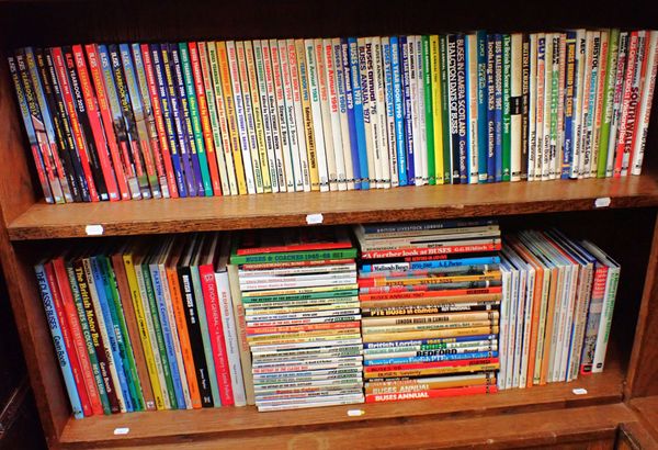 A LARGE COLLECTION OF BOOKS ON BUSES