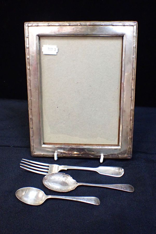 A BIRMINGHAM SILVER PHOTOGRAPH FRAME