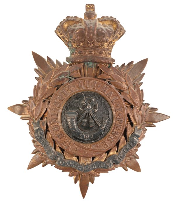 A VICTORIAN OXFORDSHIRE LIGHT INFANTRY OFFICERS HELMET PLATE BADGE