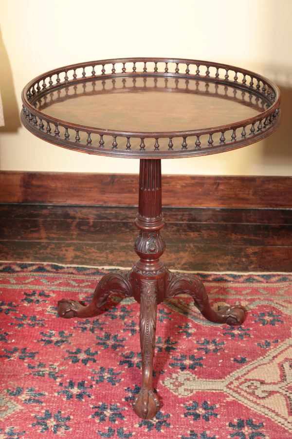 A FINE GEORGE II MAHOGANY TRIPOD TABLE