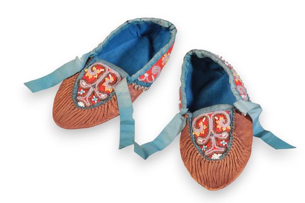 A PAIR OF CHILDS LEATHER MOCCASINS