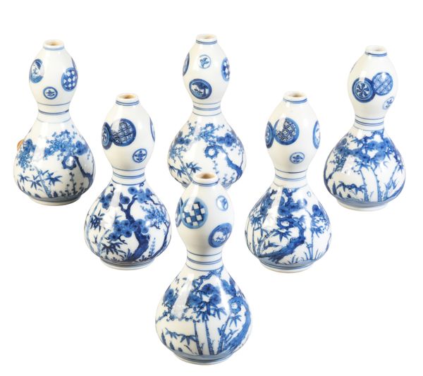 A SET OF JAPANESE BLUE AND WHITE GOURD-SHAPED BOTTLE VASES