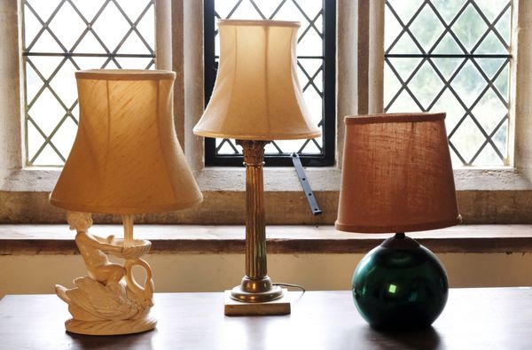 A BRASS CORINTHIAN COLUMN TABLE LAMP