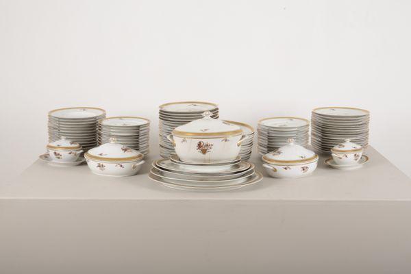 A LARGE ROYAL COPENHAGEN PORCELAIN PART DINNER SERVICE