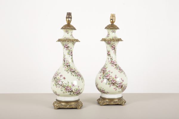 A PAIR OF PORCELAIN AND GILT METAL MOUNTED TABLE LAMPS