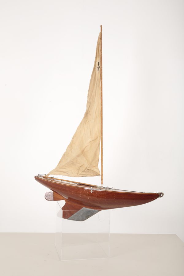 AN EARLY 20TH CENTURY TEAK 36 INCH RESTRICTED CLASS POND YACHT