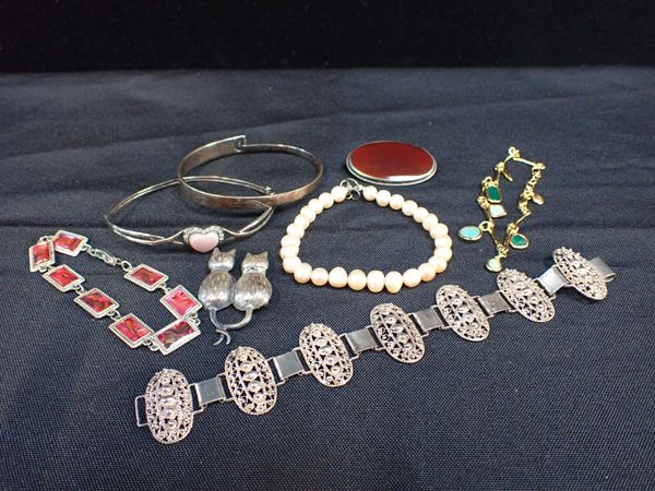 A QUANTITY OF COSTUME JEWELLERY