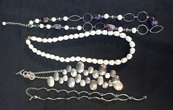 A QUANTITY OF COSTUME JEWELLERY