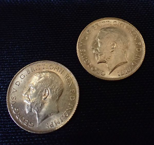 TWO 1914 GEORGE V GOLD HALF SOVEREIGNS