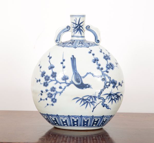 A CHINESE PORCELAIN BLUE AND WHITE MOONFLASK