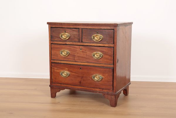 A MAHOGANY SMALL CHEST OF DRAWERS