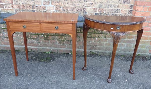 A MODERN MAHOGANY SIDE TABLE OF GEORGIAN DESIGN