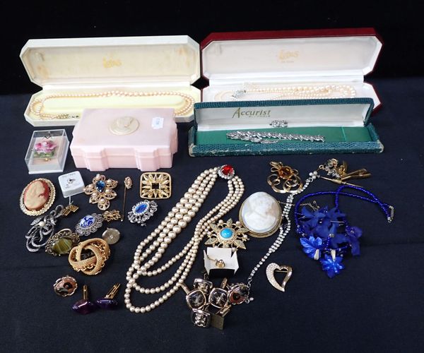 A COLLECTION OF C0STUME JEWELLERY AND SIMULATED PEARLS