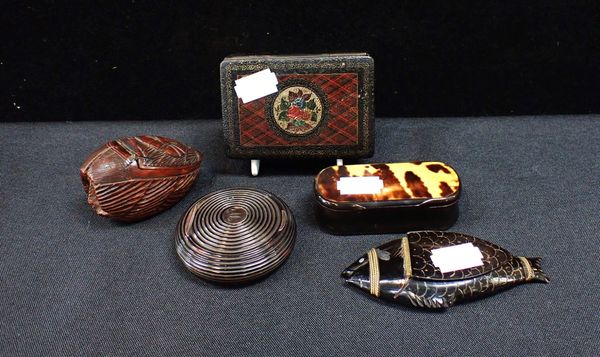 A TORTOISESHELL SNUFF BOX