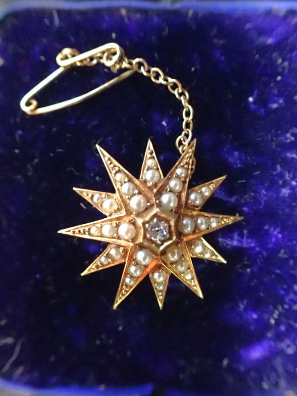 AN 18CT GOLD STAR BURST BROOCH