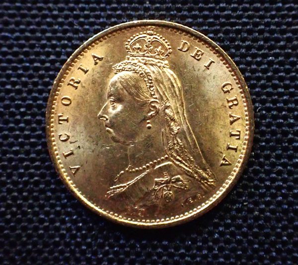 AN 1887 QUEEN VICTORIA GOLD HALF SOVEREIGN