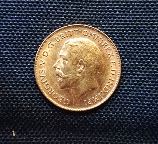 A 1913 GEORGE V GOLD HALF SOVEREIGN