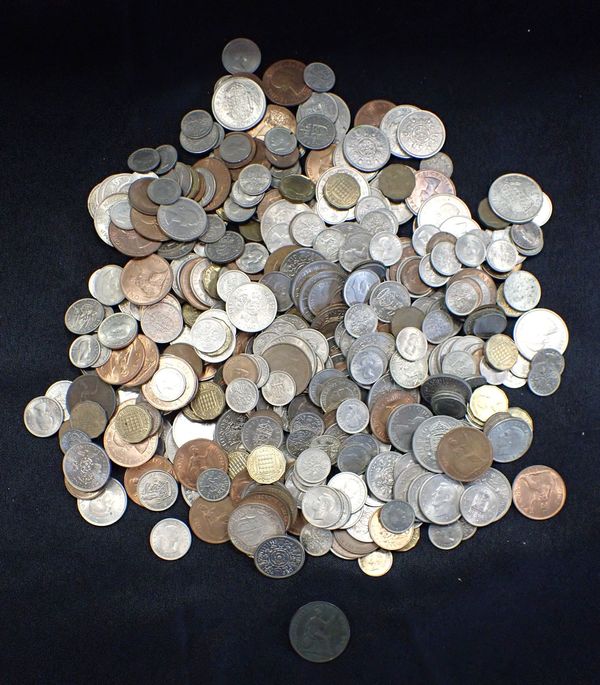 A QUANTITY OF BRITISH COINS