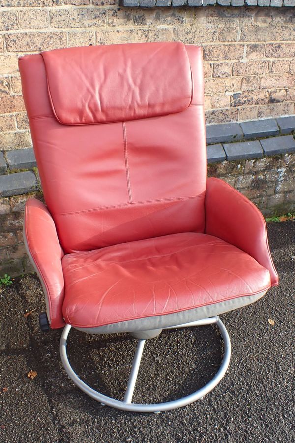 A MODERN RED LEATHERETTE SWIVEL CHAIR