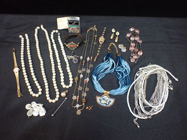 A QUANTITY OF  COSTUME JEWELLERY