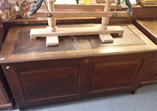 AN EARLY 18TH CENTURY OAK COFFER