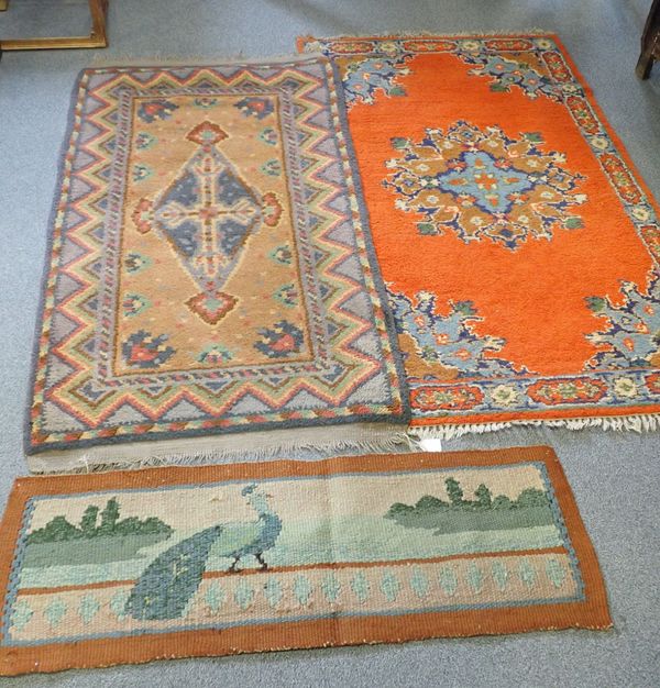 AN EARLY 20TH CENTURY WOOLLEN RUG