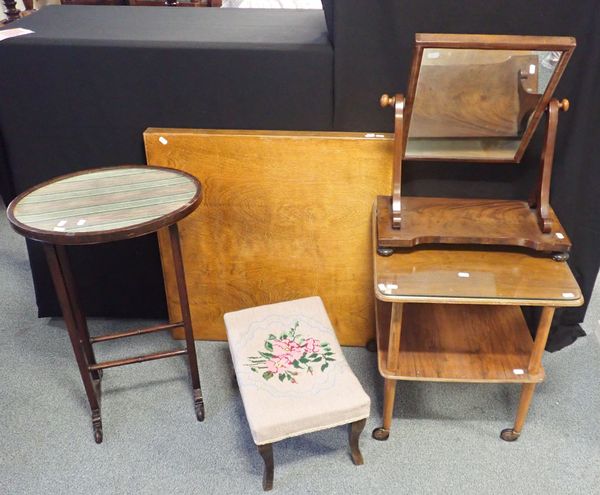 A MAHOGANY OVAL-TOP OCCASIONAL TABLE