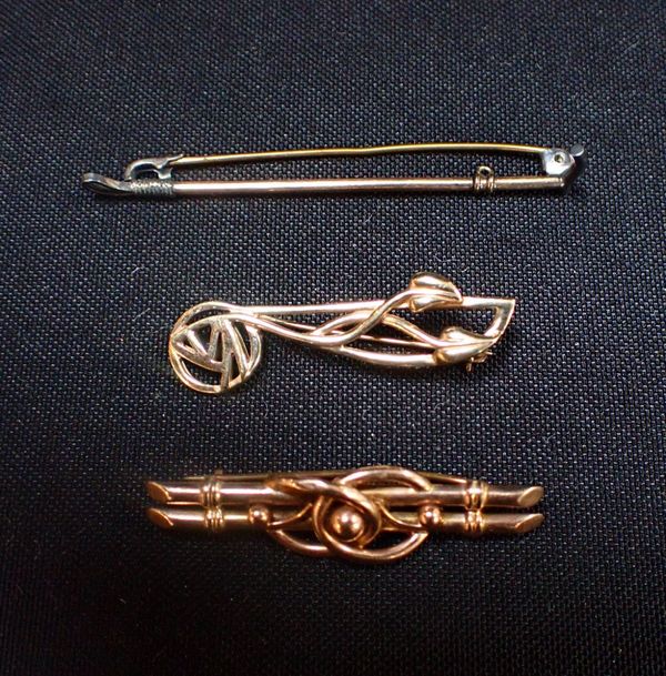 A 9CT AND SILVER RIDING CROP PIN