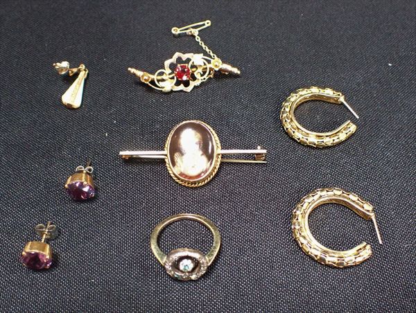 A SMALL QUANTITY OF UNMARKED YELLOW  METAL JEWELLERY