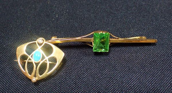 A 15CT GOLD ART NOUVEAU STYLE BROOCH