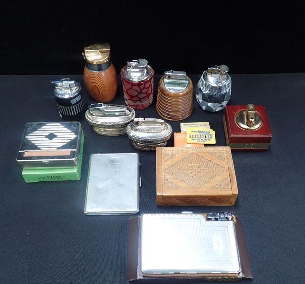 A COLLECTION OF TABLE CIGARETTE LIGHTERS