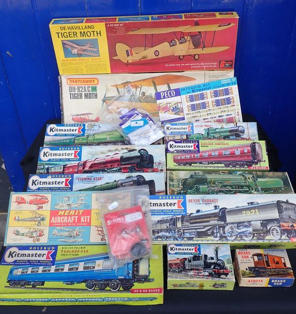 A COLLECTION OF RAILWAY AND AVIATION CONSTRUCTION KITS