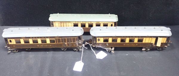 PAIR OF HORNBY 0 GAUGE PULLMAN CARRIAGES