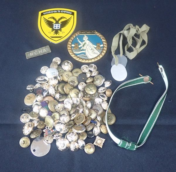 A COLLECTION OF MILITARY BUTTONS AND BADGES