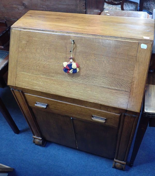 A 1940S LIGHT OAK BUREAU OF ART DECO DESIGN